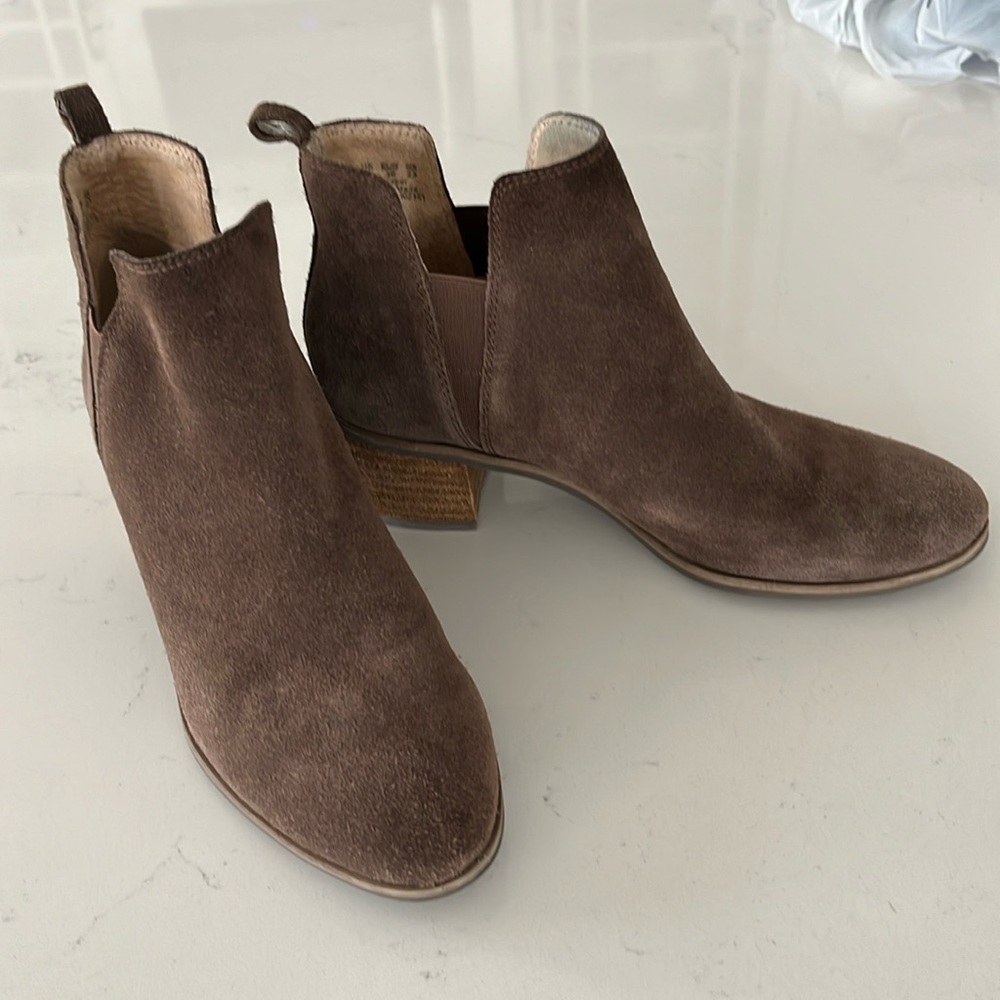 Dr Scholls western bootie. Taupe size 6